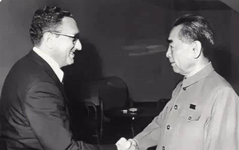 1972年，尼克松访华的先遣队竟吃光了宾馆里的一种糖果，临走前，竟连糖纸也要一起