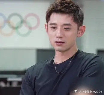 张继科是真敢说。被问到男单最强三人，他张嘴就是：横板最强是马龙、樊振东和我。这还