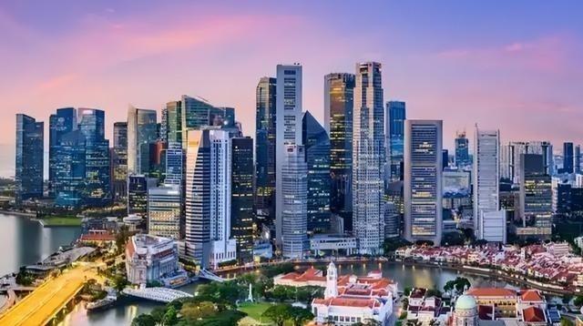 短短五年，香港和新加坡的经济差距被拉开了一大截。2019年香港GDP3660亿