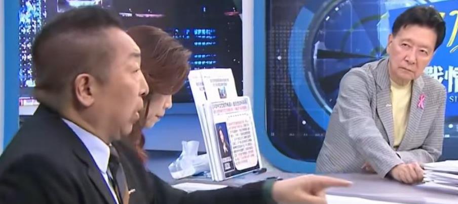 由于唐湘龙说到“你看到金门那座桥了吗？人家都已经修到你家门口了。”赵少康用眼睛瞪