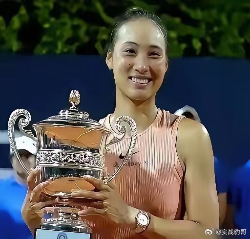 孙心然想见郑钦文，但很难！美网青少赛冠军孙心然，接受赛后采访时，说她是郑钦文的粉