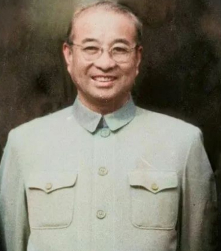 1955年9月27日授衔仪式上，当毛主席走到陈赓面前时，说：“你陈赓当大将了，跟