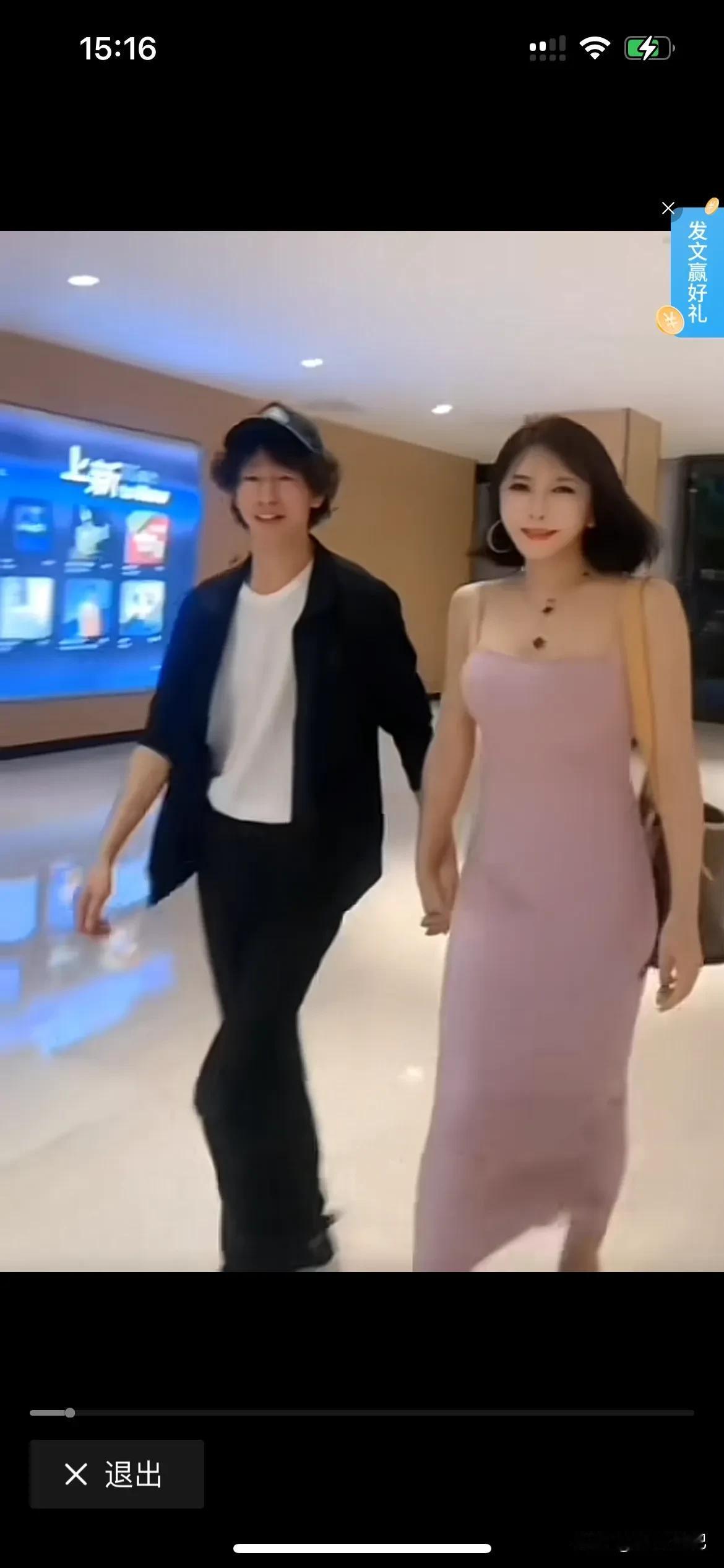 庞麦郎牵手美女逛街，看来他说今年实现结婚的愿望，不出意外就是结束单身了。人也