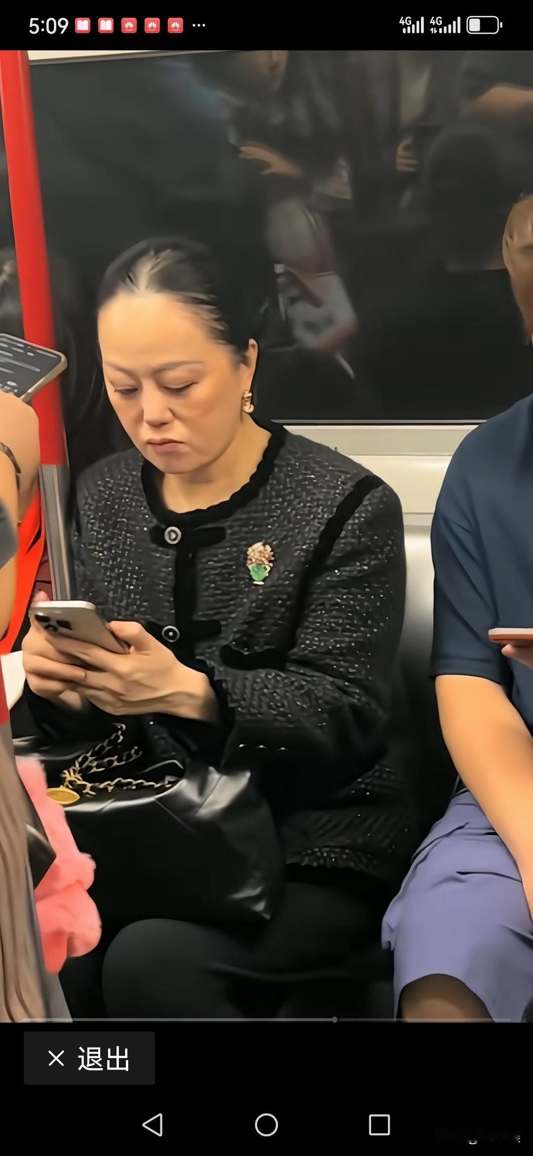 这应该不是章小蕙，是有点像她而已，细看差别还是很大的。近日，有网友发了偶遇章小