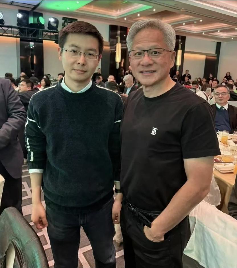 王兴兴和黄仁勋合影。黄仁勋给人鹤发童颜的感觉，比他小很多的王兴兴气质挺稳重。