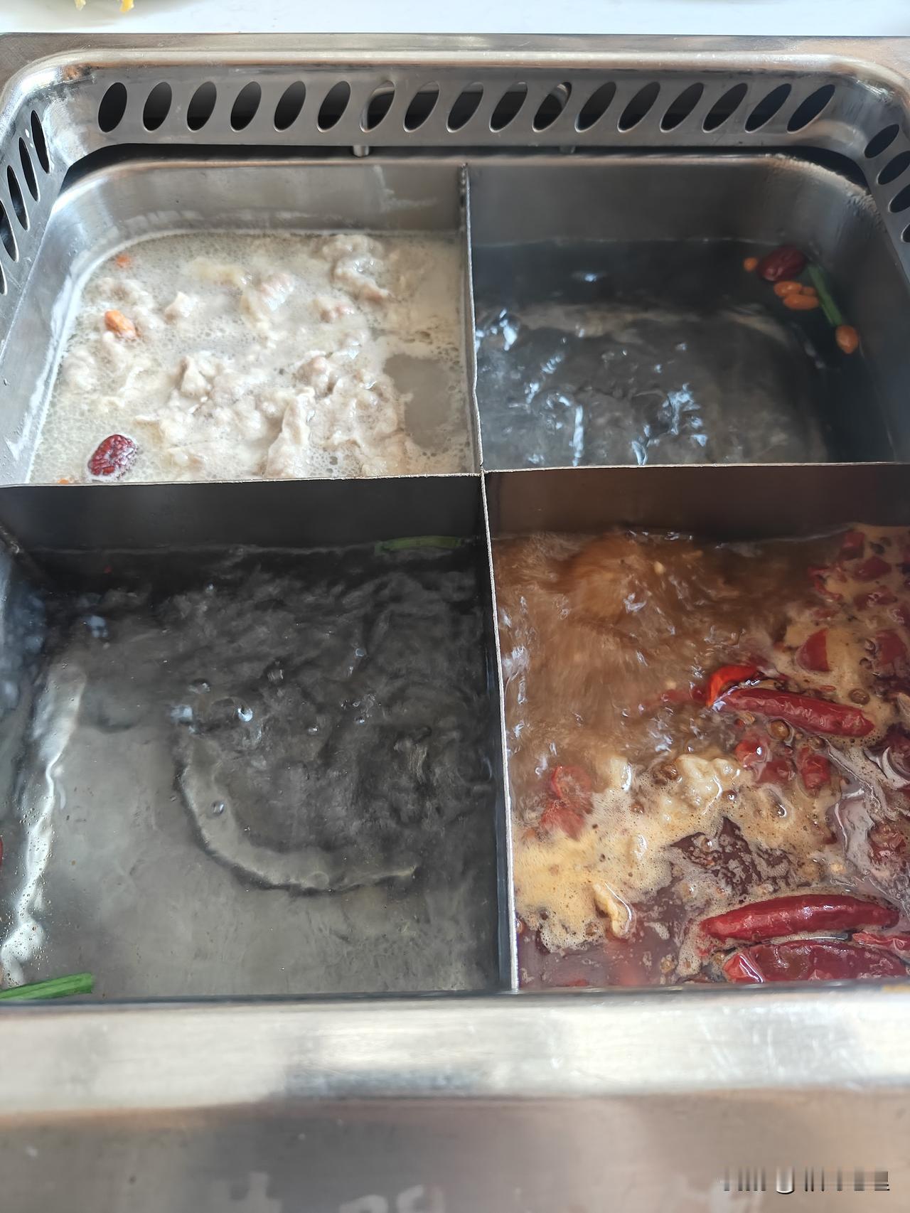 我就想知道这两个清水锅是煮什么的？说实话鸳鸯锅一个辣一个不辣这个好理解，这样