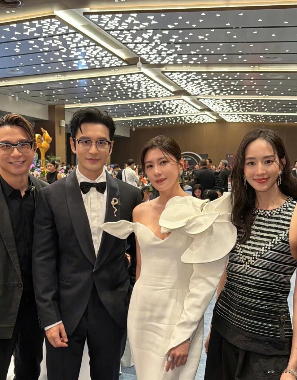 51岁的贾静雯好美，她与众星合影，好nice啊！近日，贾静雯晒与众星合影，她