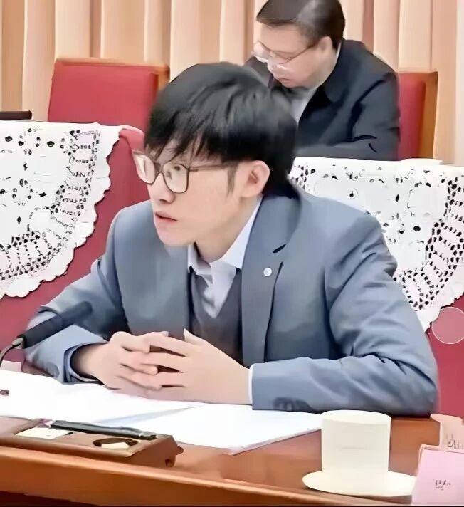 饭桌上叫你一声前辈，赛道上，我半步都不会让这话不是放狠话，DeepSeek是真