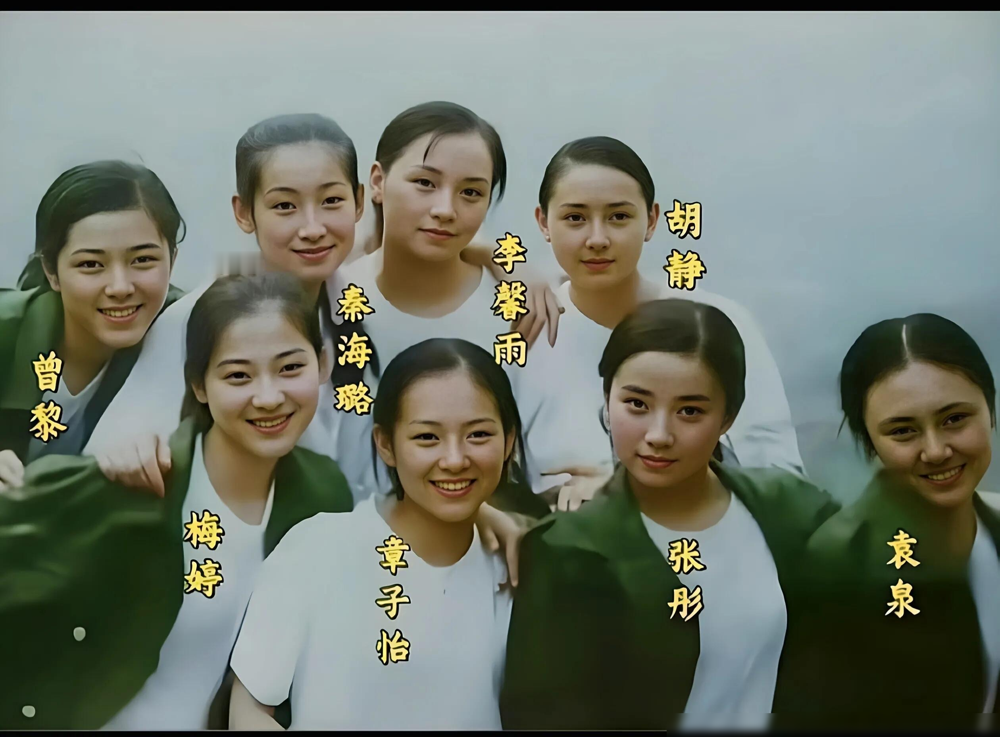 中戏96级神仙班旧照曝光，原来当年最惊艳的根本不是章子怡。论长相，曾黎是全班公认的班花。论底子，全国