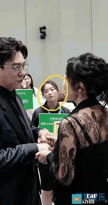 这个女孩真是人间清醒啊！靳东和闫妮见面尬聊，旁边的女孩距离他们不到2米远，按理