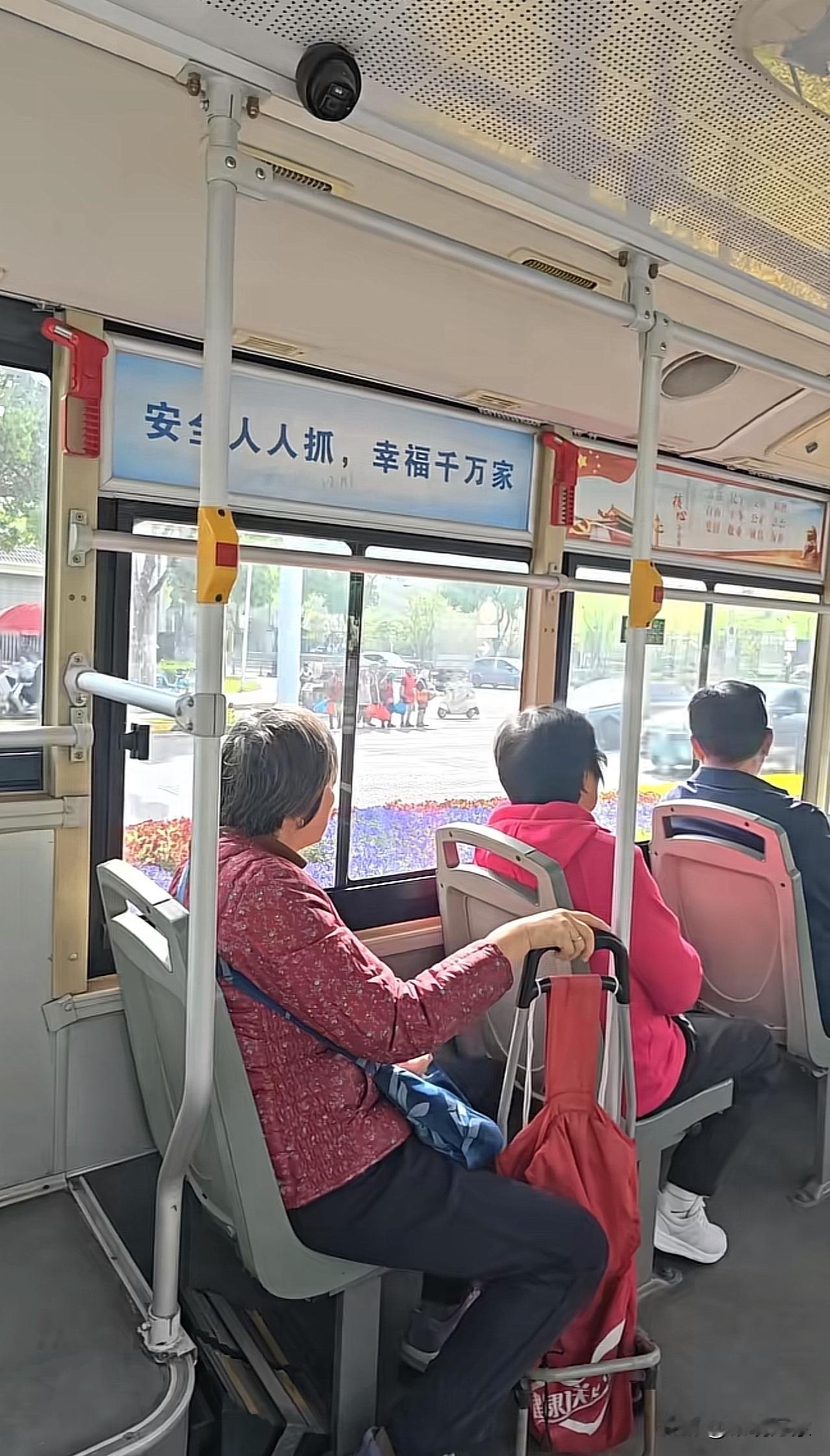 公交车里拍到的一幕，