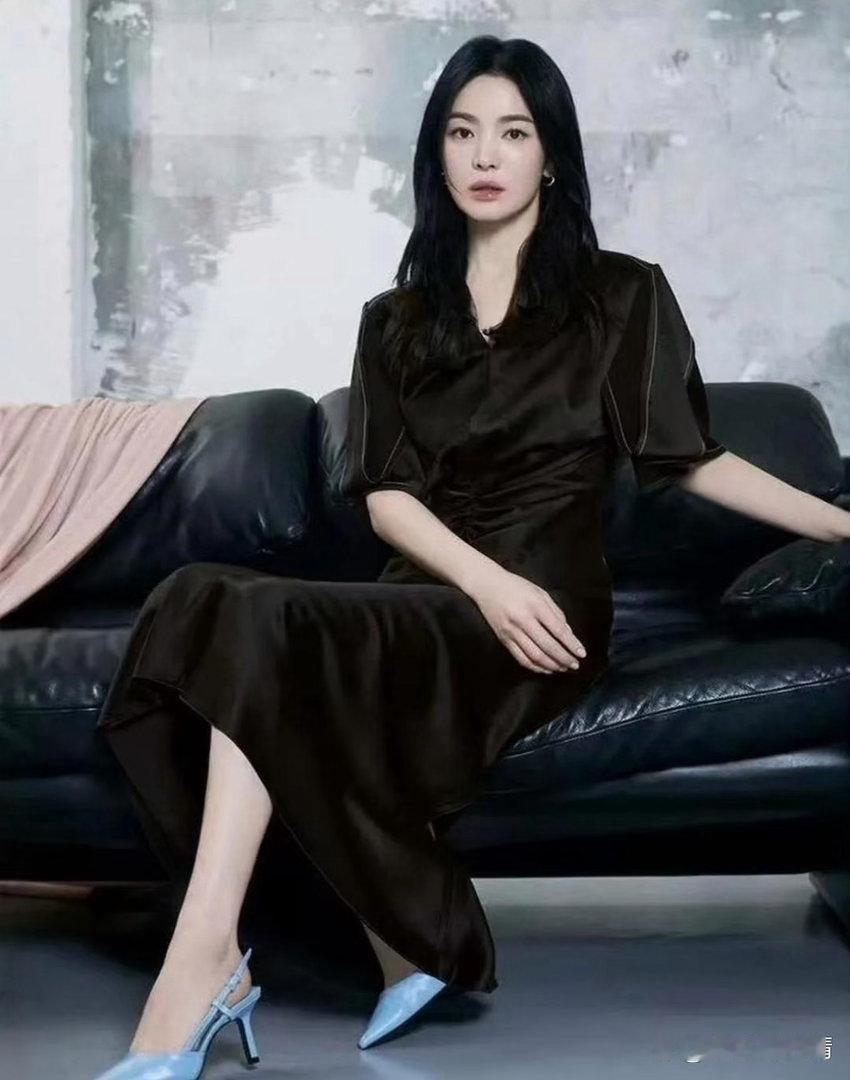 宋慧乔的齐肩卷发慵懒又随性，深棕色缎面连衣裙质感高级、垂坠感拉满，整个人贵气又温