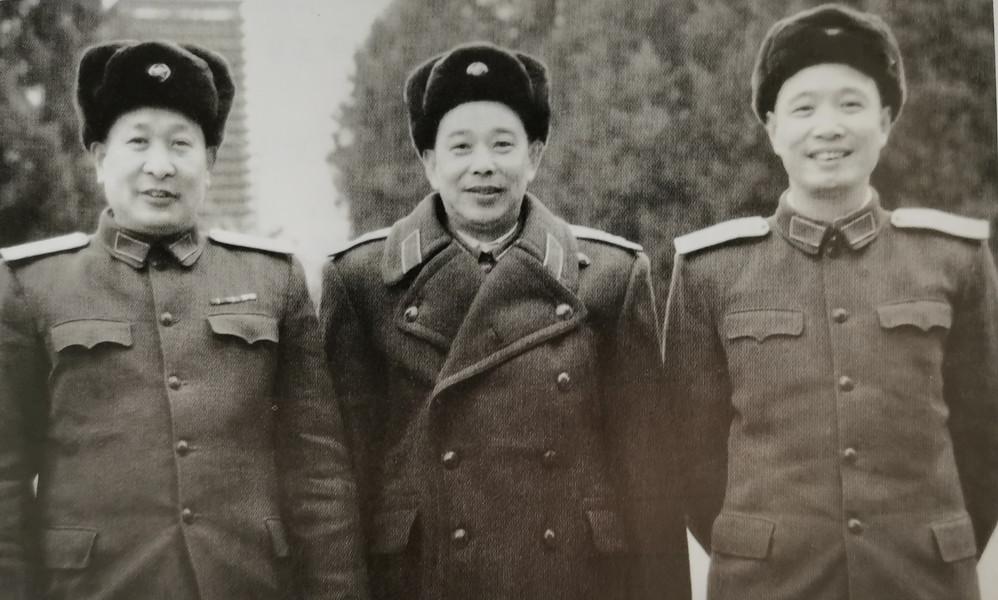 刘伯承元帅离开南京军事学院后，谁来接替他的职务呢？主要有三个人。请看，左边是开国