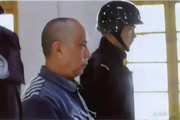 1988年，罪犯王金全趁狱警转身的空隙，一头钻进监区厕所的大便槽，从粪便槽内一寸
