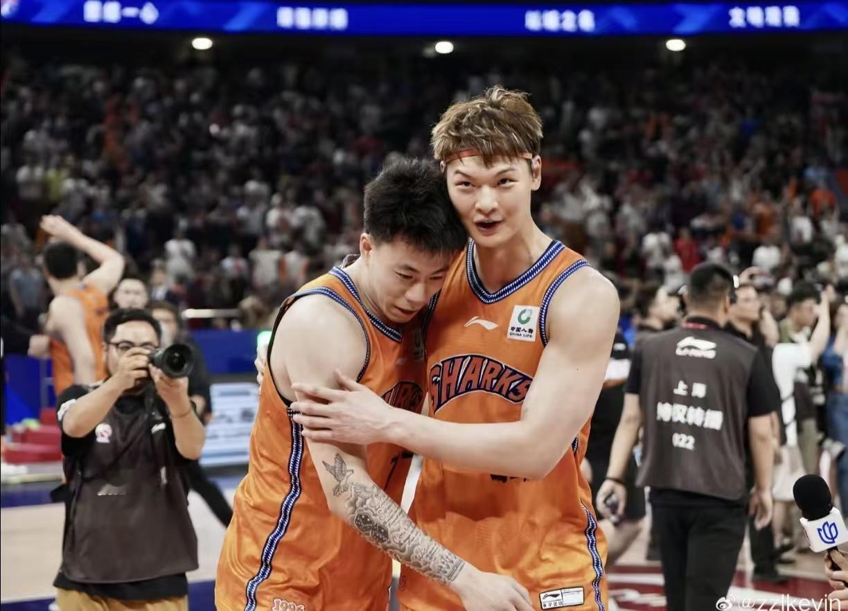 CBA马上开赛了！上海男篮这总冠军戒指一发，意义可太大了——这可是队史第二冠！要说最让人流口水的，还