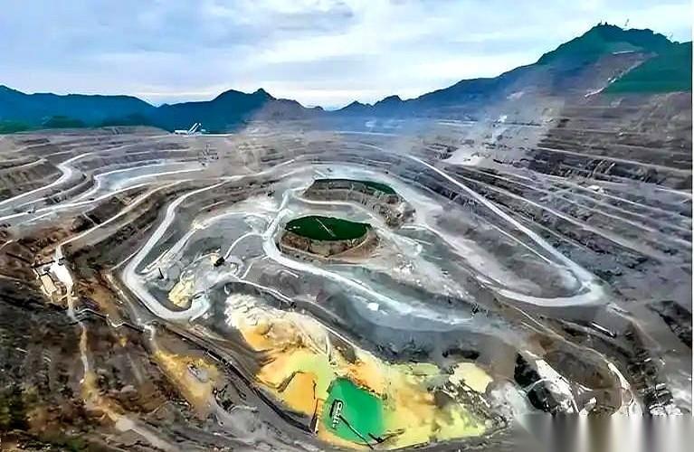 蒙古国有个矿，叫奥尤陶勒盖，堪称全球最拧巴的项目。股权书上，名字一个比一个洋气