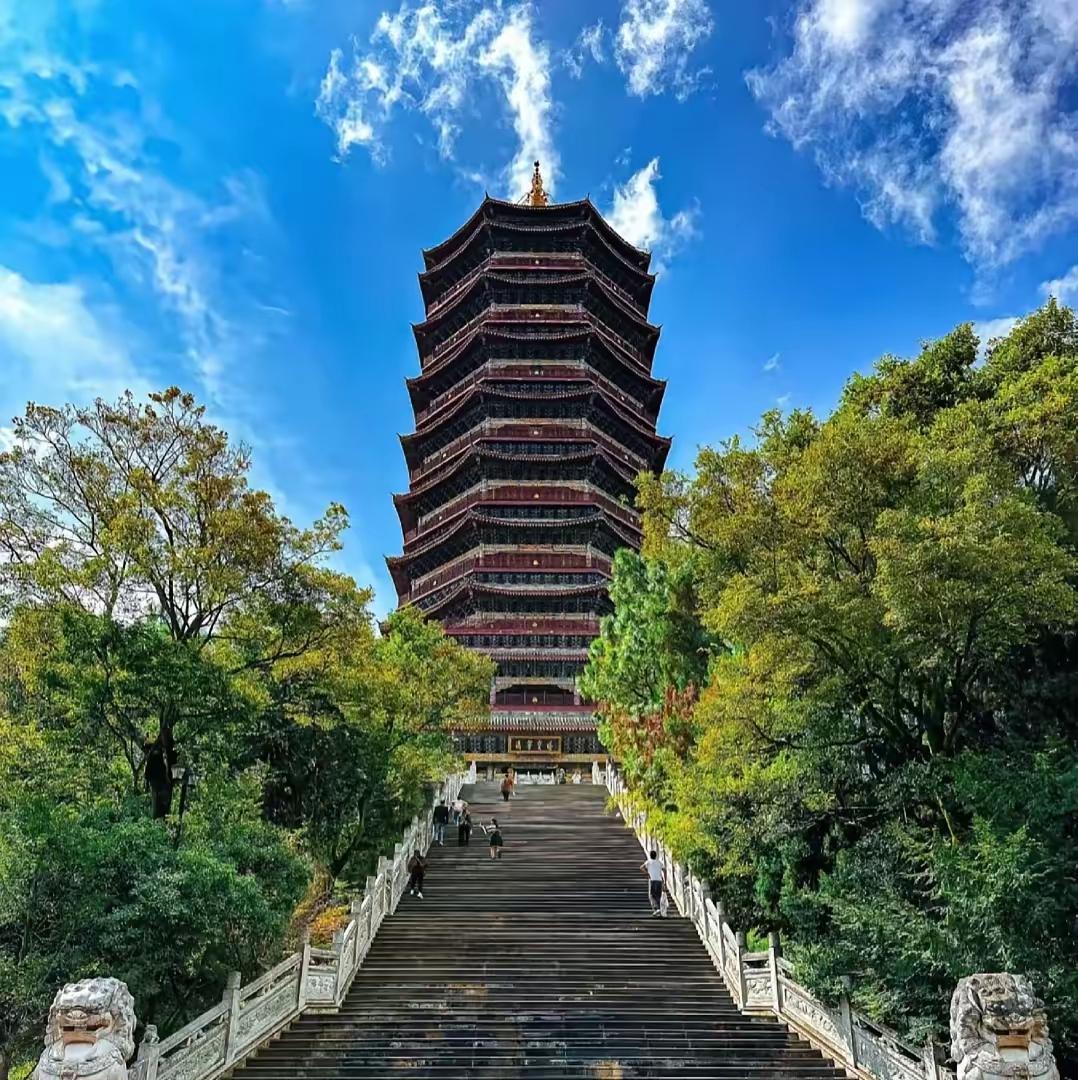 昨日和朋友聊起，是在贵州生活好，还是在云南的曲靖、昆明、玉溪生活比较好？同学说