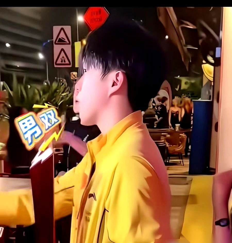 “头哥，跟王曼昱合一张！”摄影师这话刚落地，王楚钦的手已经摇出了残影。他连半秒钟的客气都没装，身子下