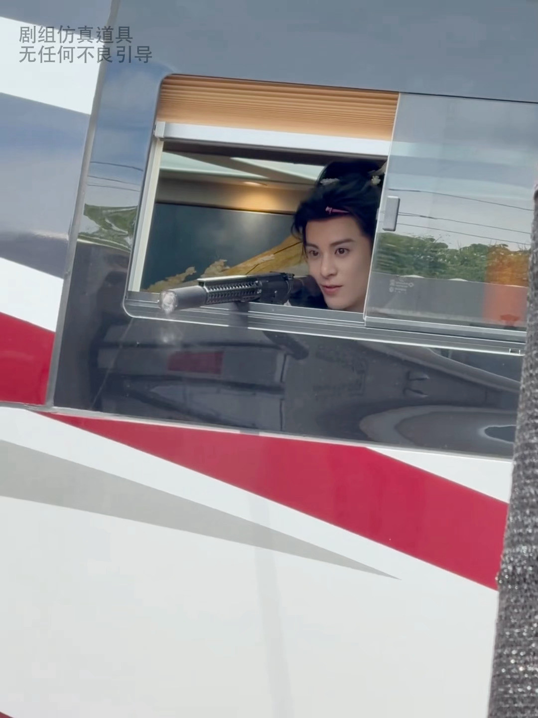 感觉只需要一把玩具枪就能把王鹤棣骗走