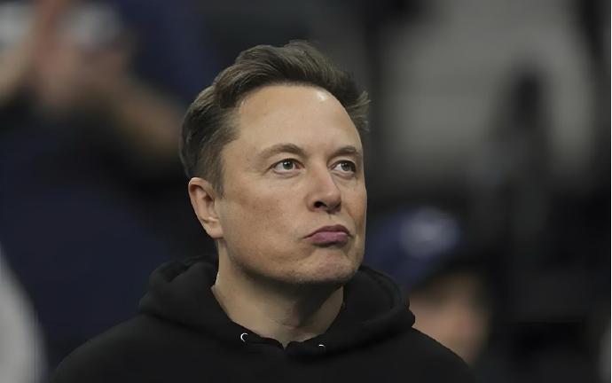 外国记者刚把摧毁世界一千次的核弹头摆上桌面，马斯克却直接跳过军备竞赛，把中国的算