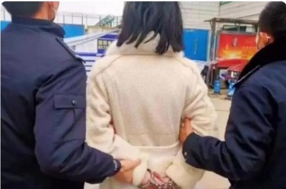 “没想到她竟潜伏了27年。”2021年，江西樟树一位幼儿园老师被警方逮捕。家长们