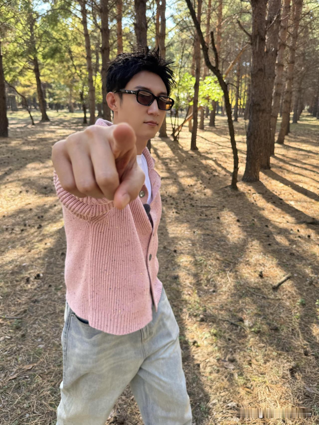 11月9日，黄景瑜发了4张帅照，并配文“被指到的来点”。黄景瑜真的好帅，每一