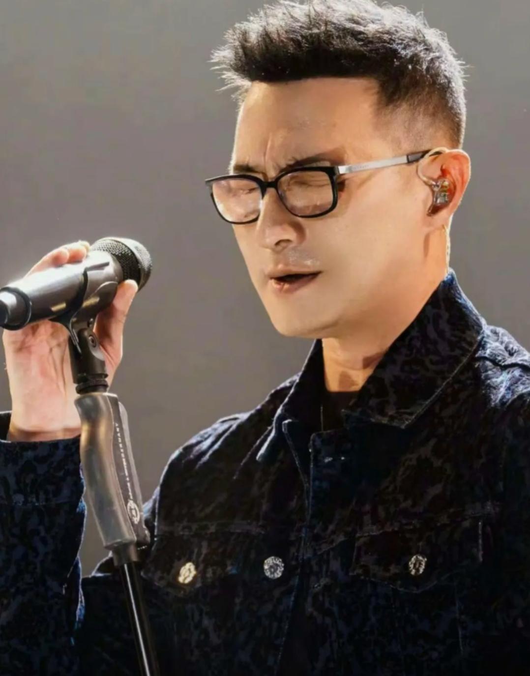 汪峰又有新瓜了！他的前任葛荟婕直播时爆料，自己怀孕期间，因为生理限制无法进行夫