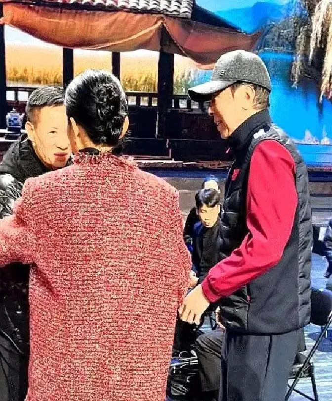 央视连重播都不给，这台春晚捅了谁的马蜂窝？倪萍、冯巩、朱军、陈佩斯、蔡明，这些央