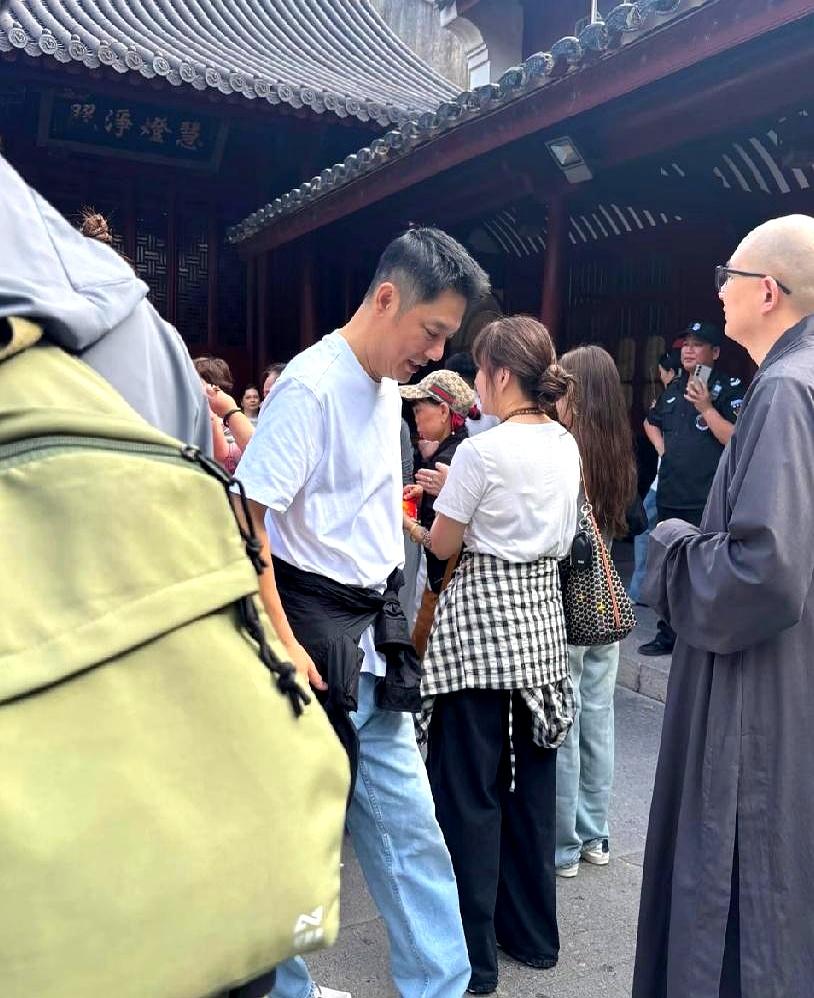 52岁的傅程鹏最近又被网友偶遇了，这次不是在剧组，而是带着妻子周丽淇一起去普陀山