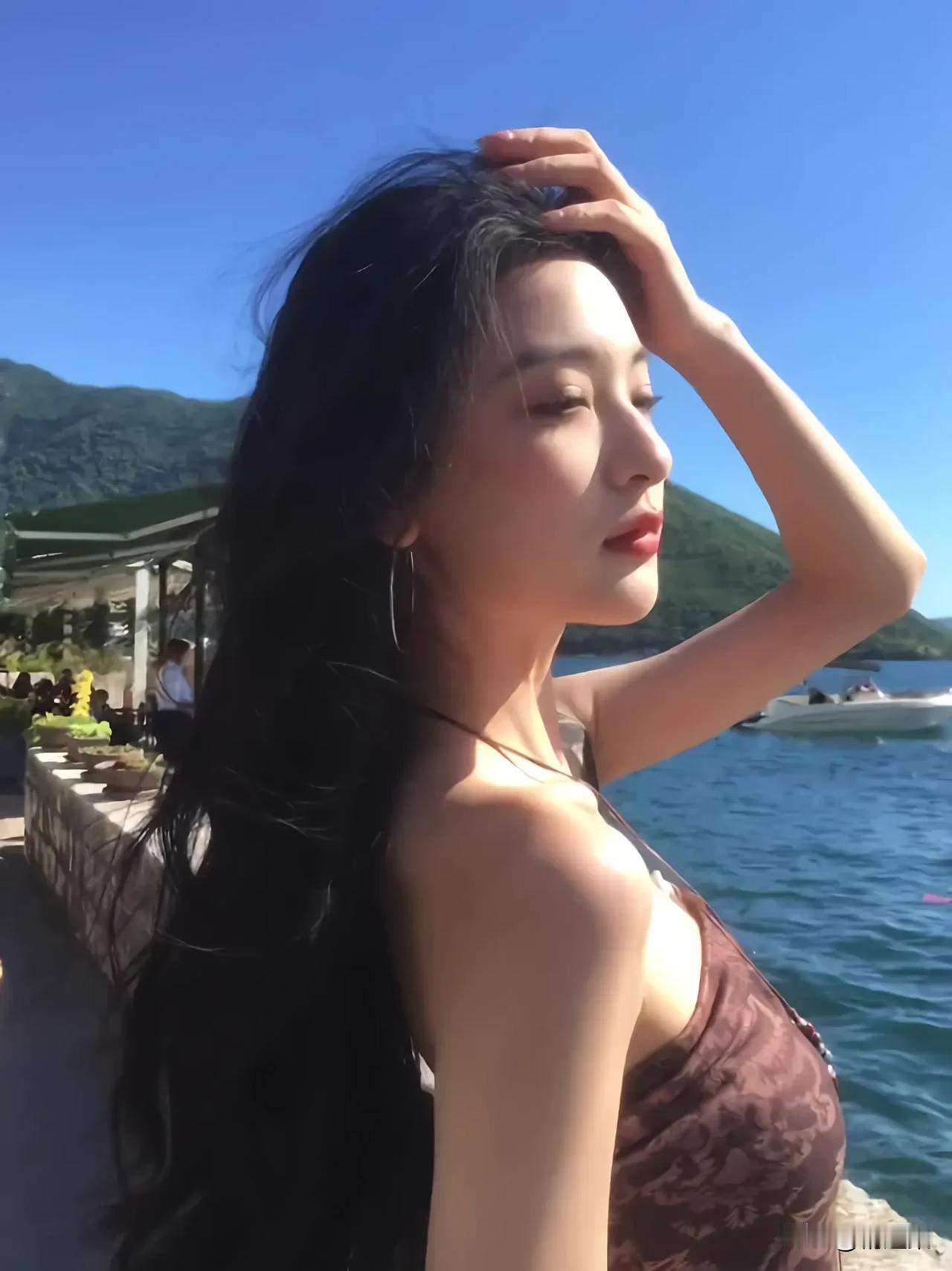 夏日海边，阳光下的甜美自拍🌞🏖️