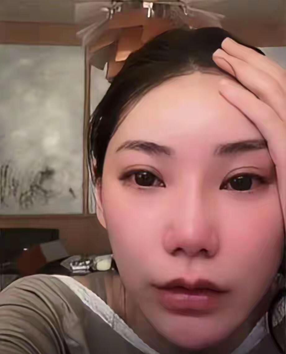 马晓梅凌晨3点开启直播，两眼两眼哭的泪汪汪的。她说这几天黑粉一直在骂她，不仅