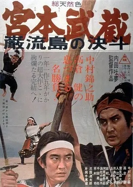 吐梦导演厌恶花哨灯光、特写镜头。坚持用远景把人置于广阔自然中，依靠雾、松林空间烘