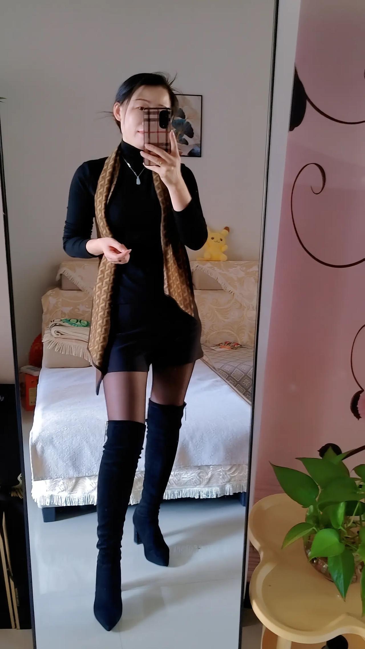 黑色高领毛衣搭配短裤，优雅又帅气！👗👠