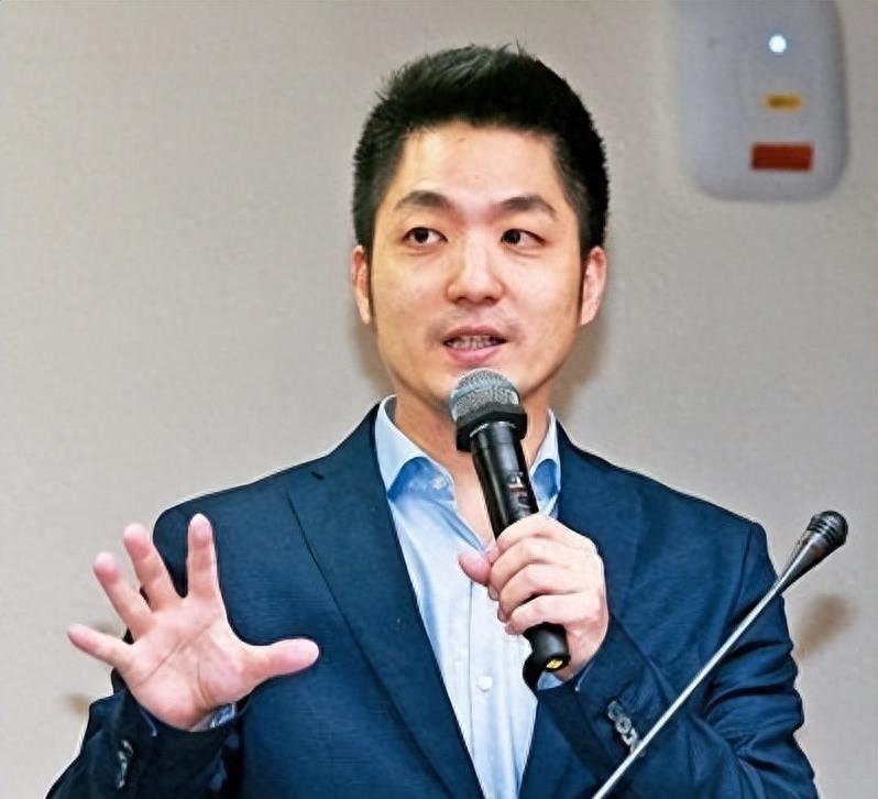 台湾资深媒体人何启圣10月10日发文感慨道：“蒋万安最近受访时，面对‘是不是中国