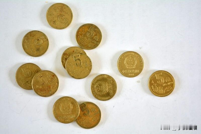 昨天在地摊上看到一个收钱币的摊贩，我问他第四版一元人民币怎么回收的，我家里刚好有