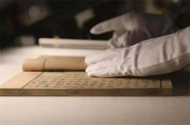 2012年，江西的王先生，在古董交易市场闲逛，突然，一本破破烂烂，纸张泛黄的旧书