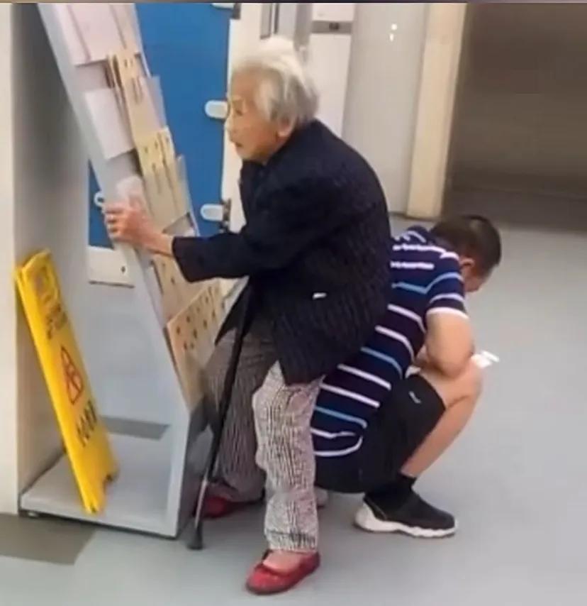 江苏这位男子带妈妈去医院看病，我直接破防了！原来最好的孝顺，从来都藏在不起眼的细