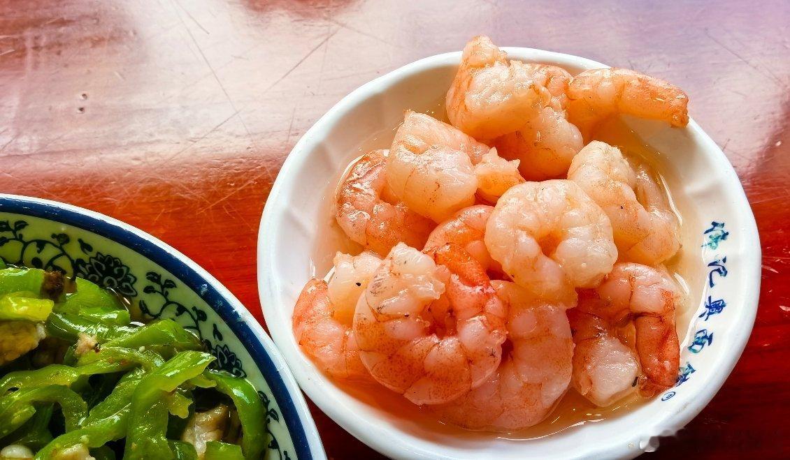 今天这个中餐怎么样？一碟清炒虾仁、一盘加🌶青椒肉丝，一碗奥灶面。大家猜猜多少钱