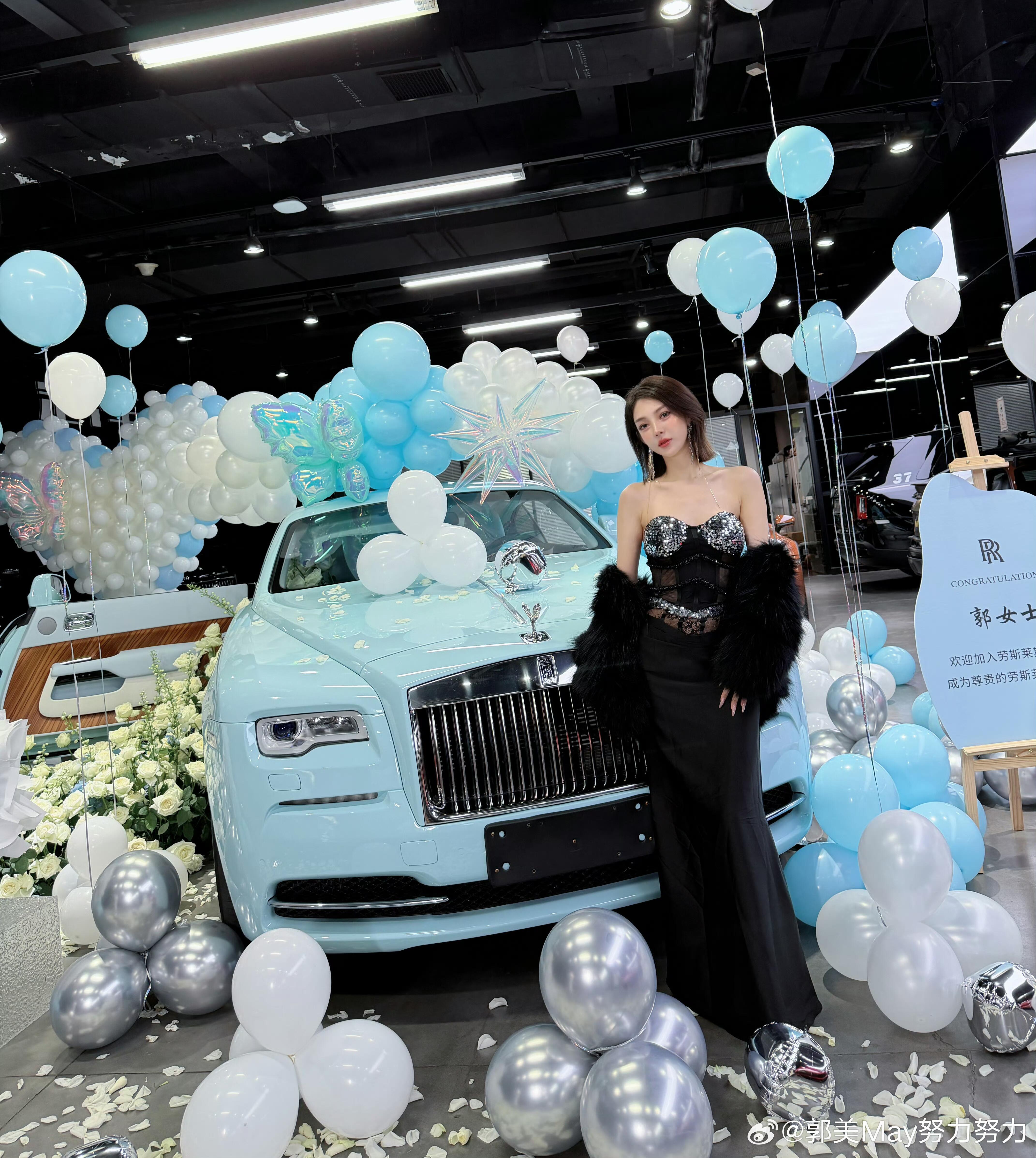 从身穿囚服到劳斯莱斯车主，郭美美在网上人人口诛笔伐，开车在路上人人暗暗羡慕。​