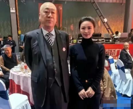 我就纳了闷了，河南新乡那个崔培军，网上看着发钱都不带眨眼的，结果当地司机跟我交了