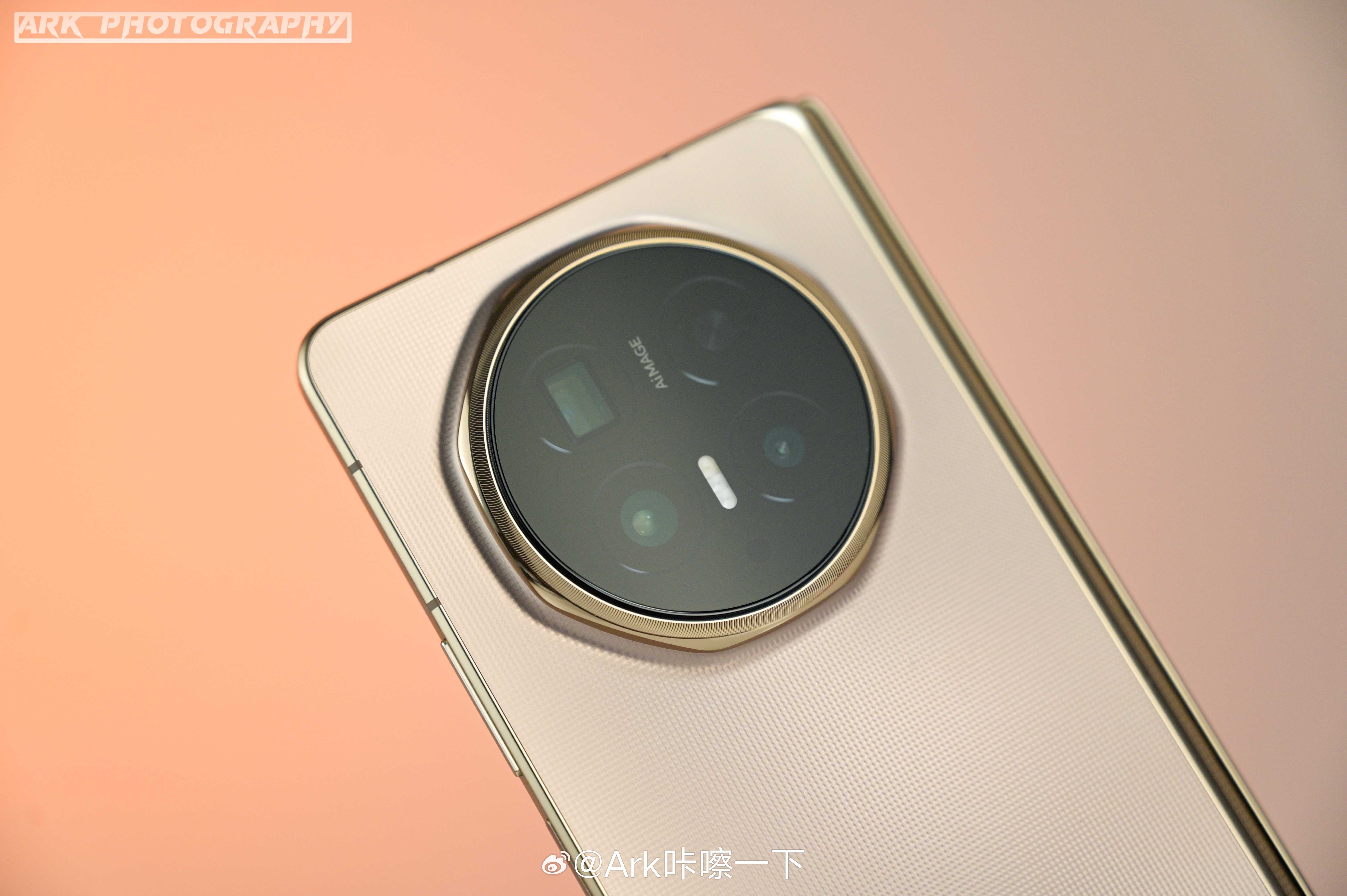 『咔图』是时候放出我的荣耀MagicV6旭日金了！不是土豪金，淡淡的金色看上去