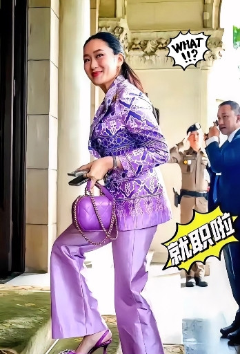 泰国政坛又有新动态！今天，被暂停总理职务的佩通坦现身总理府，正式宣誓就任文化部长