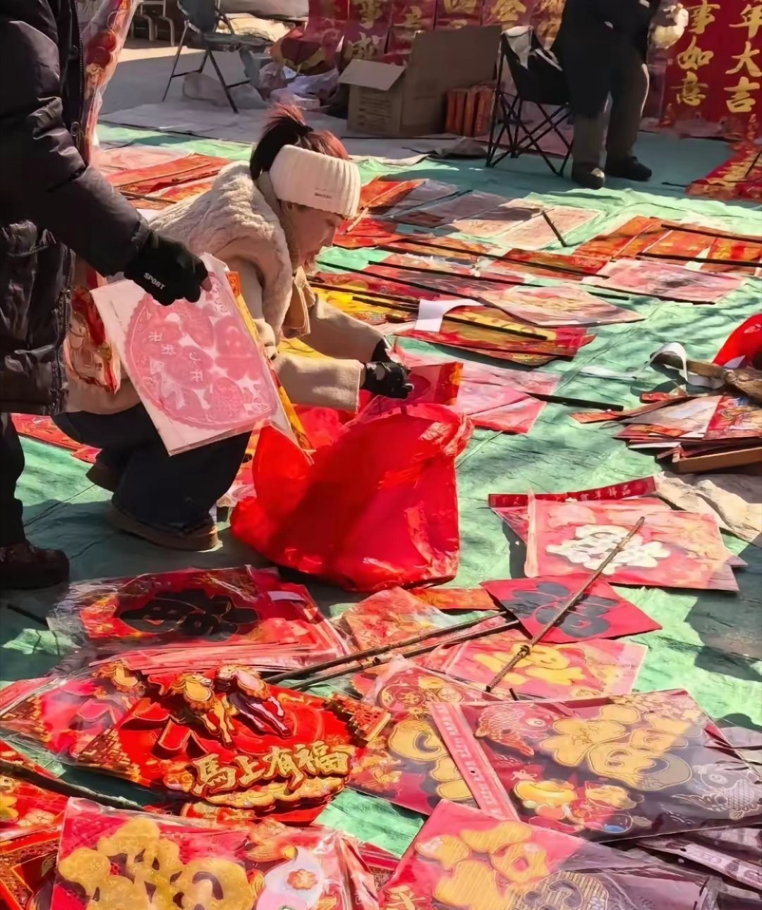 严屹宽陪老婆回辽宁过年，杜若溪带着婆婆在东北大集上采购年货。