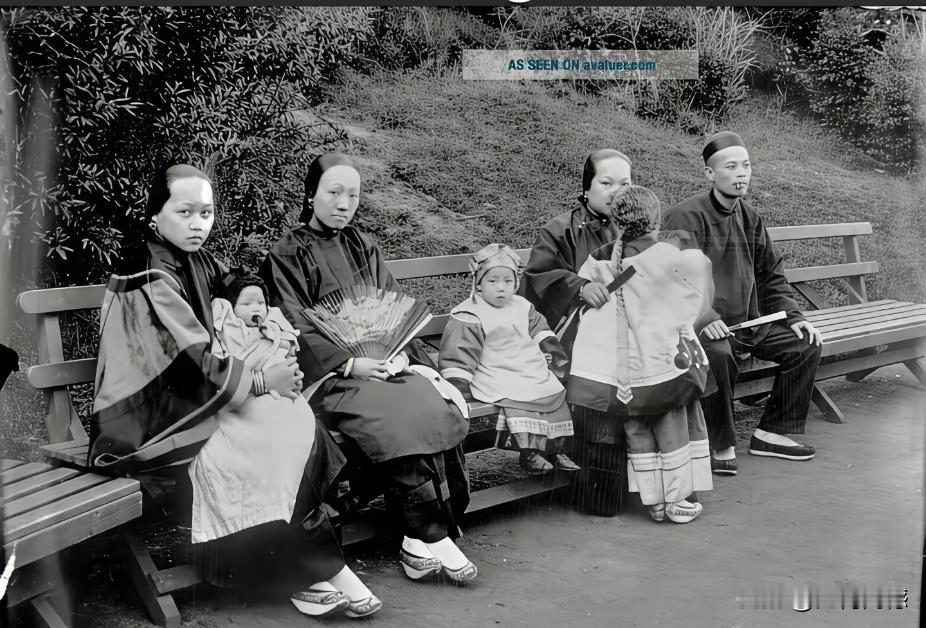 晚清的时候有润人吗？答案是非常肯定的，有！这是1900年拍摄的照片，照片中的这些