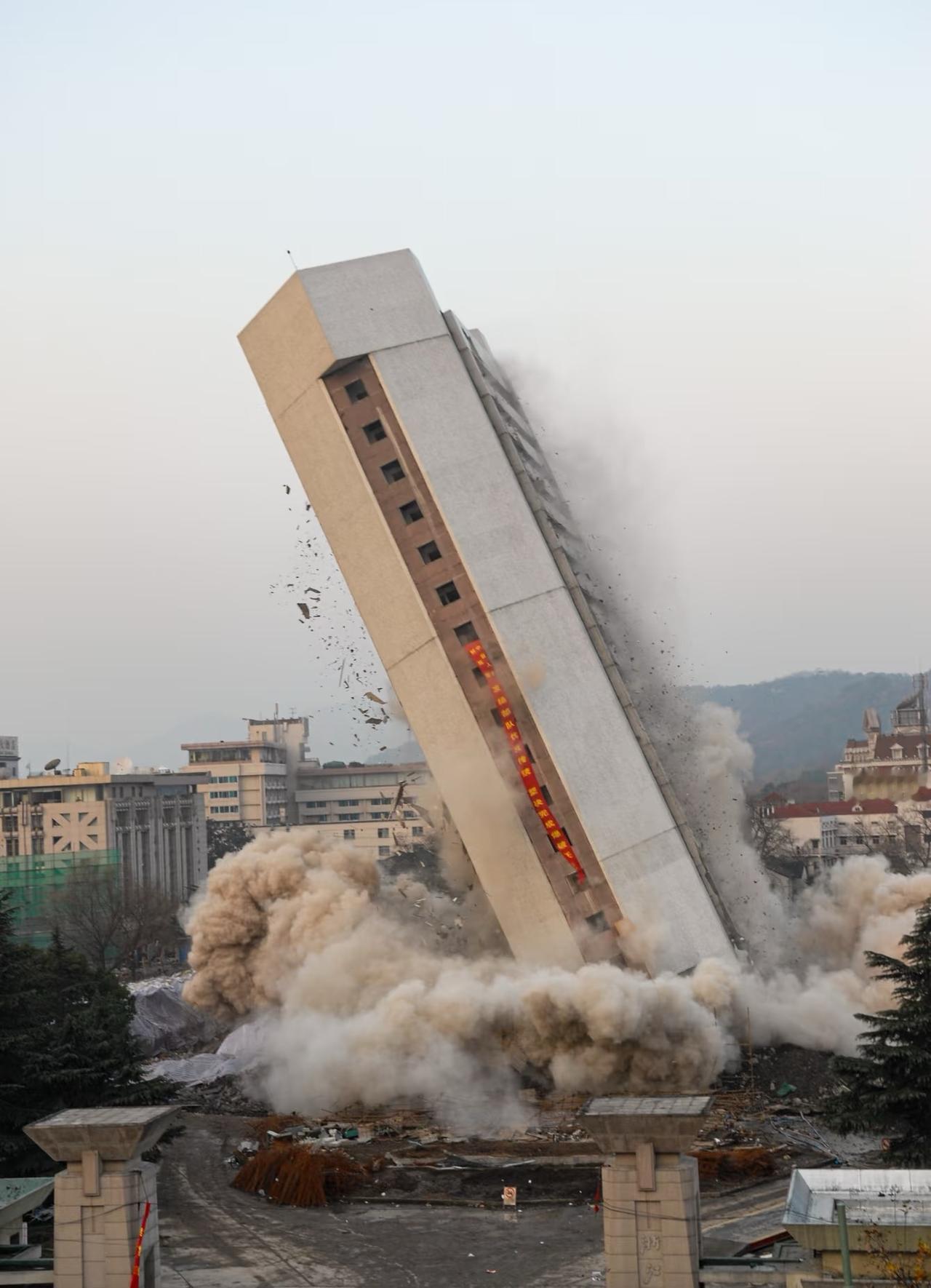 “西湖第一高楼”爆破拆除2007年1月6日早上7:20分，“西湖第一高楼”—