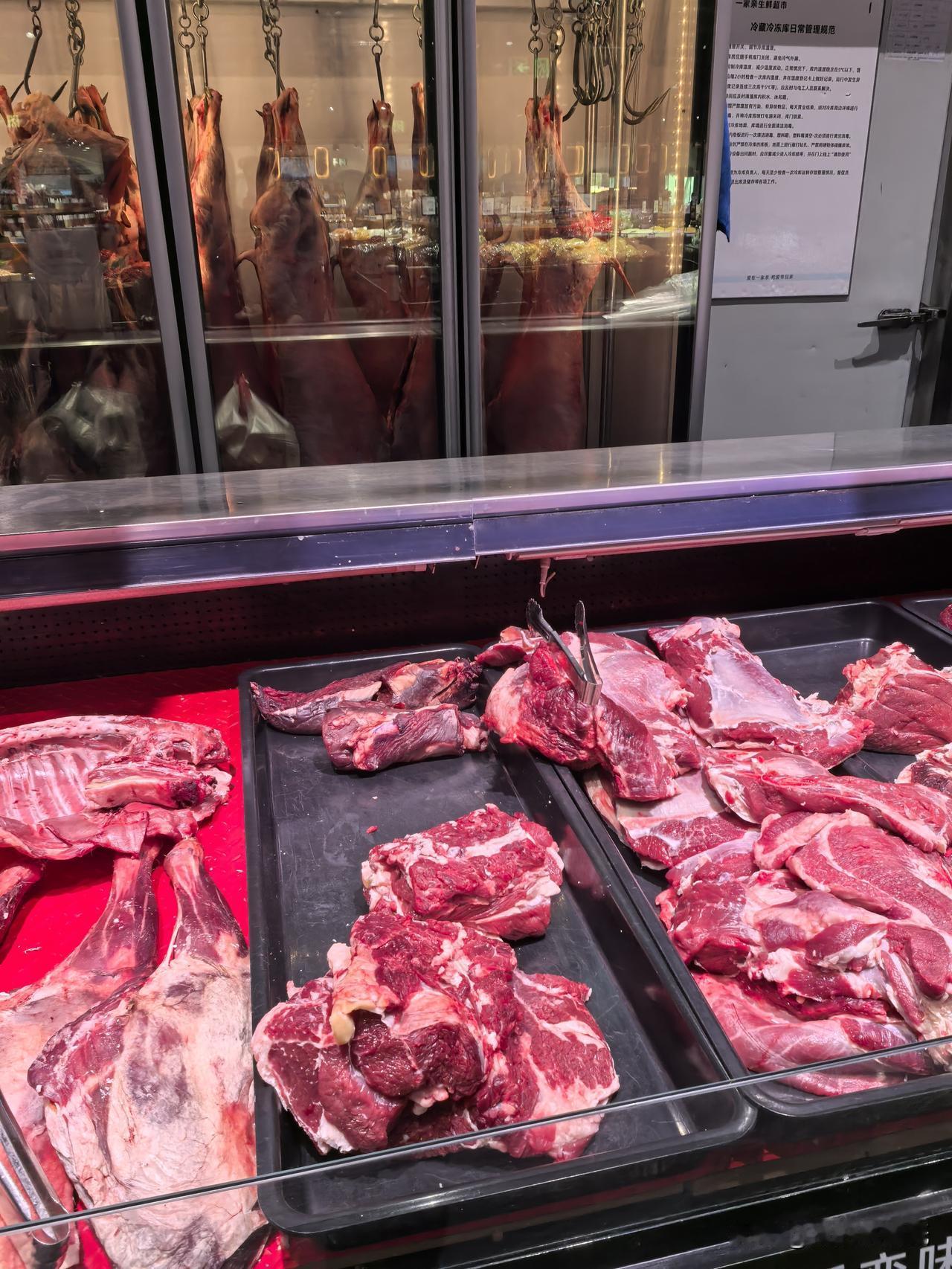 西宁一家亲生物园店的牛肉，最低都要卖到35元！这价格比外面普通肉铺可高出不少！