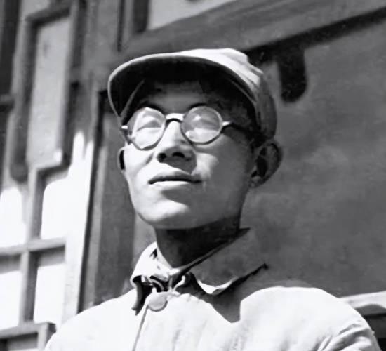 1937年，一红军干部流浪大西北，靠给地主写对联谋生。地主看完字迹后，压低声音：