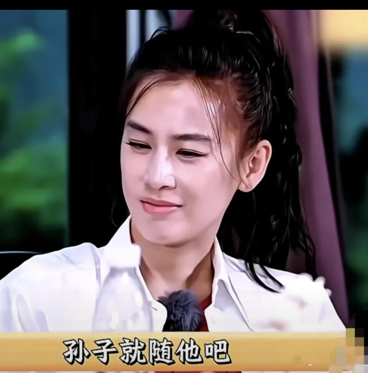 黄圣依的妈妈当着黄圣依的面抱怨她儿子看自己像陌生人，黄圣依在一旁一脸尴尬，黄圣依