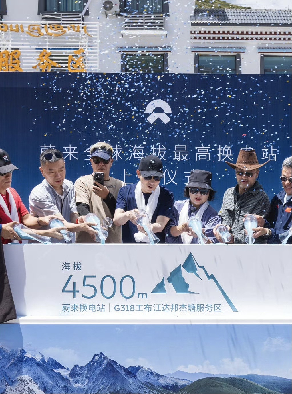 蔚来的CEO李斌这次亲自驾驶全新ES8，沿318国道川藏线一路换电抵达珠峰脚下，