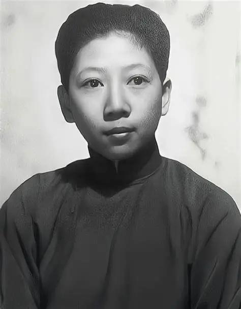 1919年，孔祥熙与宋霭龄的小女儿在上海出生，取名令伟。这孩子一落地，她